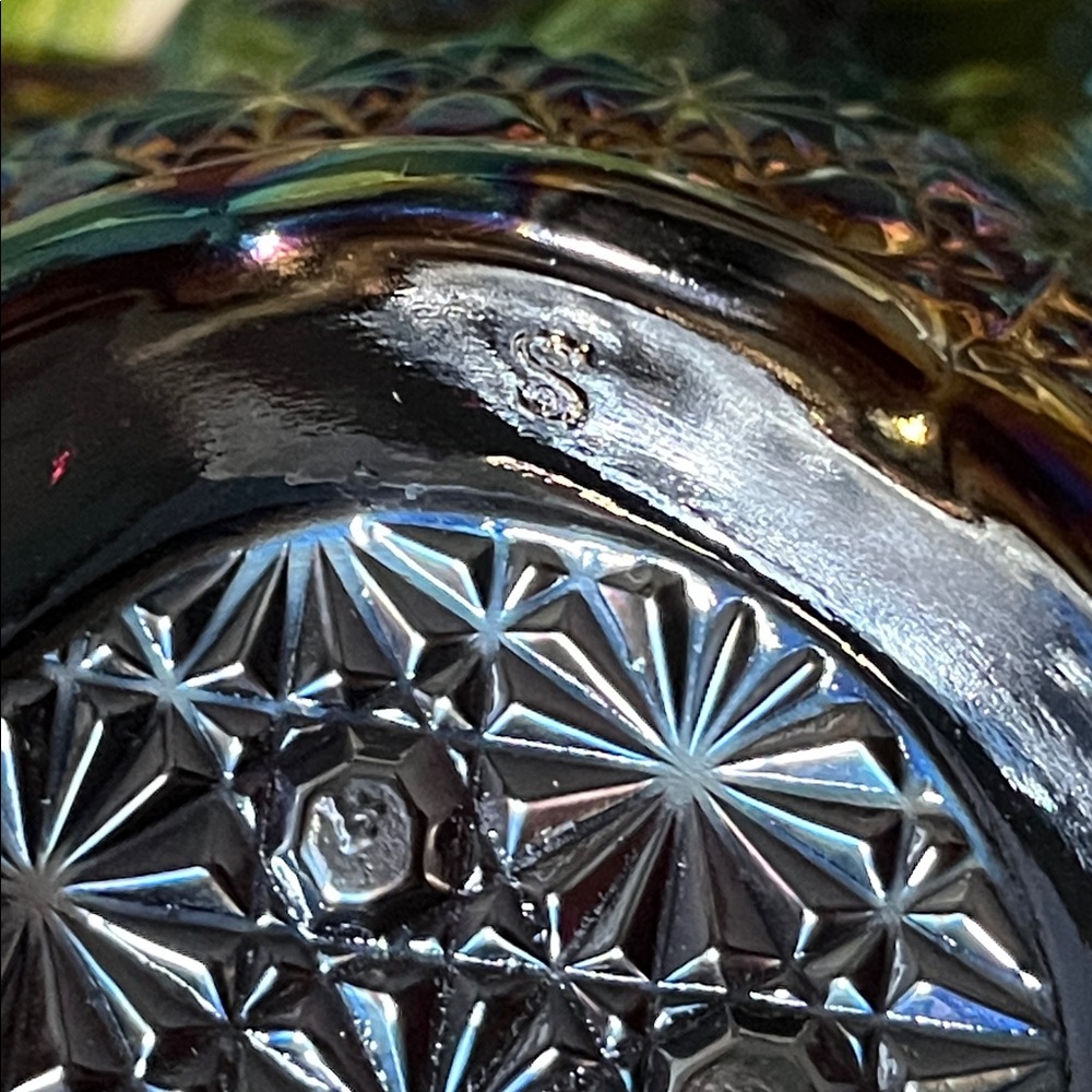 Gorgeous L.E. Smith Amethyst Carnival Glass Ruffled Bowl Daisy & Button Pattern - Picture 8 of 15